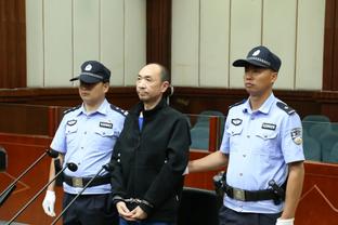 赵继伟抢断胡明轩 后者失衡抬脚提到前者面部 裁判回看后吹违体