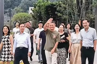 成功离不开第12人！贝林赛后率先冲向客队球迷，随后全队冲上看台